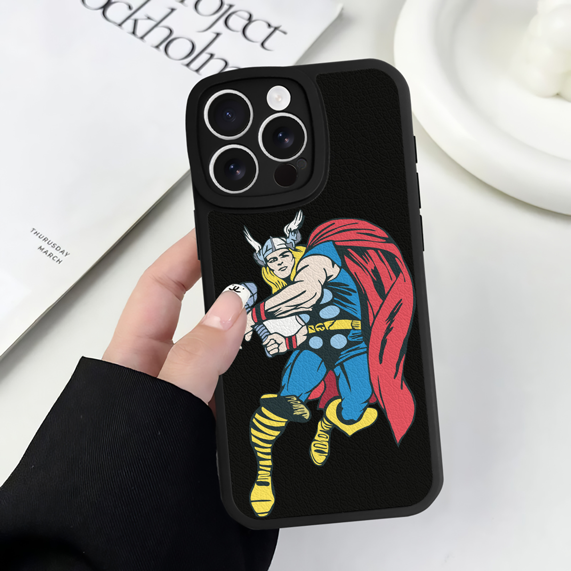 （画像用） アベンジャーズ The Avengers 【iPhone 16シリーズ対応】シリコンスマホケース（レザー調） 材質：シリコン